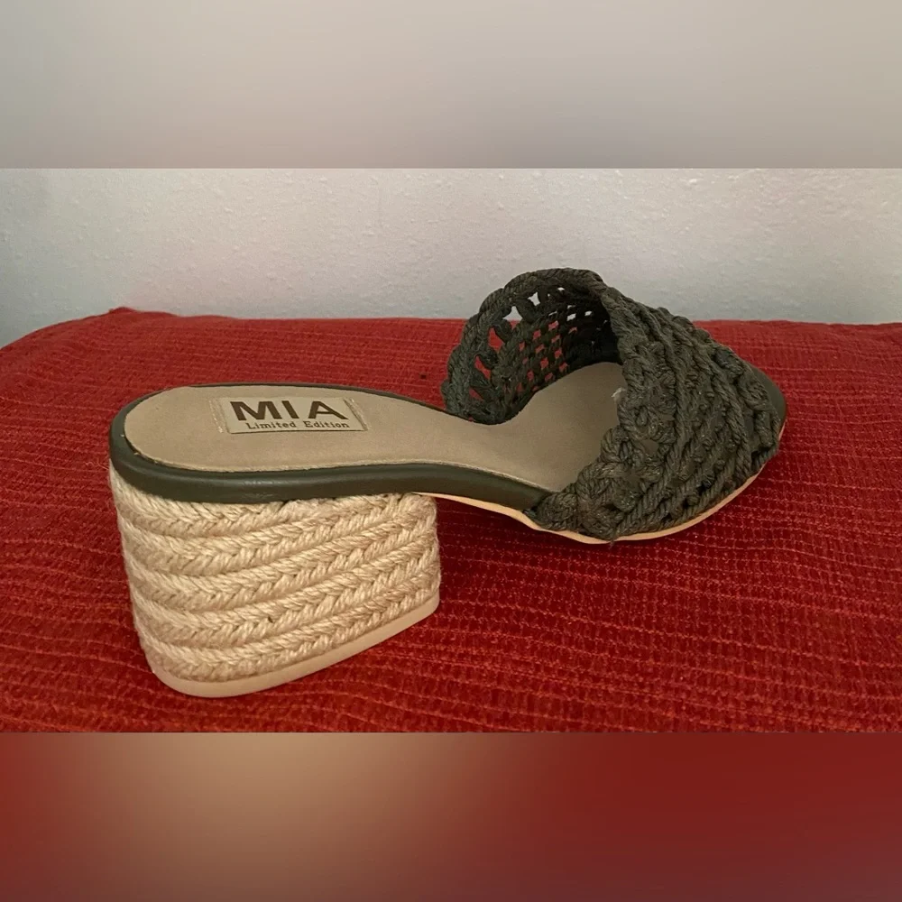 NWT....MIA Women's Limited Edition khaki Espadrille Sandals